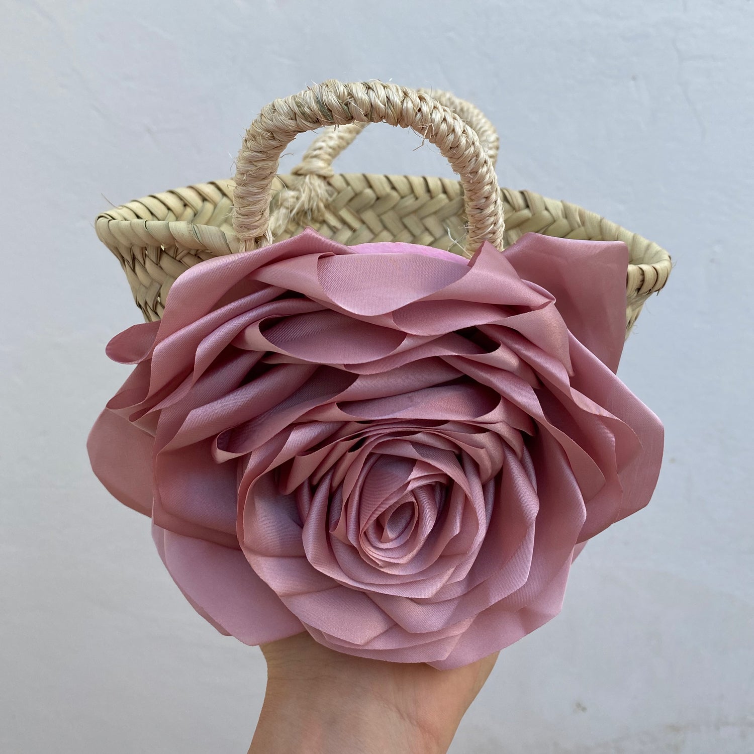 Borsa Flower in paglia con manici e rosa in tessuto - Realizzandoo